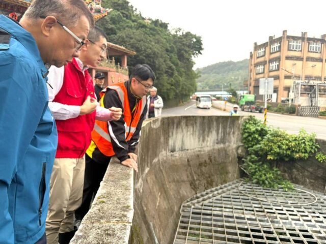 台灣新聞通訊社-基隆河油污染 台水加派行動車取樣確保水質