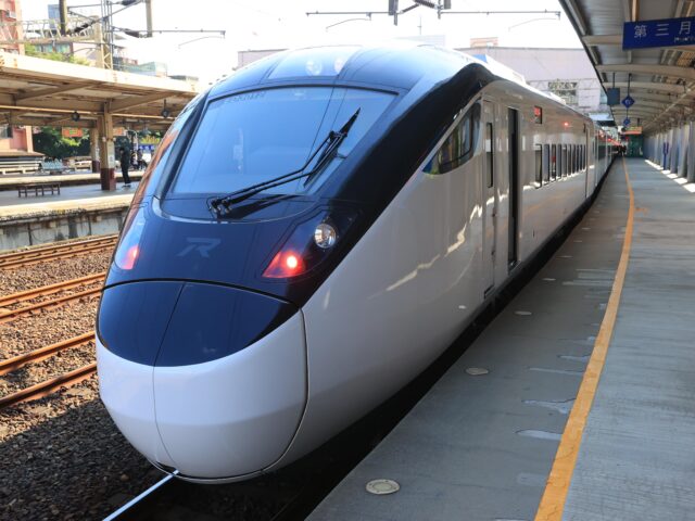 台灣新聞通訊社-月台嬉鬧、跨越黃線、電扶梯逆向狂奔 擬最高罰7500元