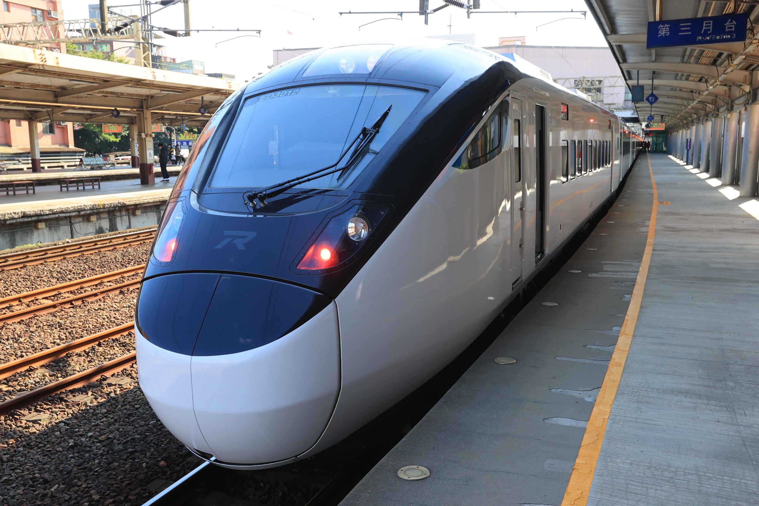 台灣新聞通訊社-月台嬉鬧、跨越黃線、電扶梯逆向狂奔 擬最高罰7500元