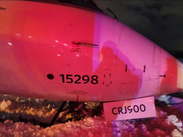 台灣新聞通訊社-跑道結冰釀驚險！達美航空降落後衝出滑行道 機頭幾乎撞地畫面曝光