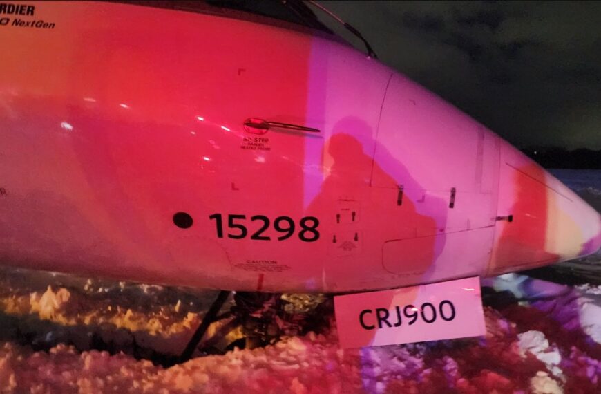 台灣新聞通訊社-跑道結冰釀驚險！達美航空降落後衝出滑行道 機頭幾乎撞地畫面曝光