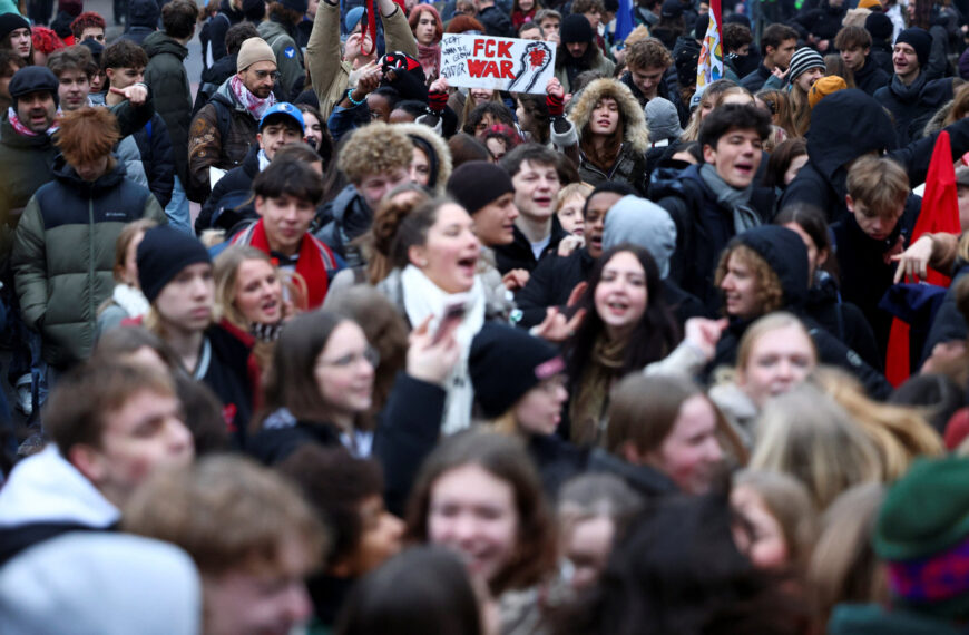 台灣新聞通訊社-德國通過役男強制體檢與填問卷 各地學生罷課示威