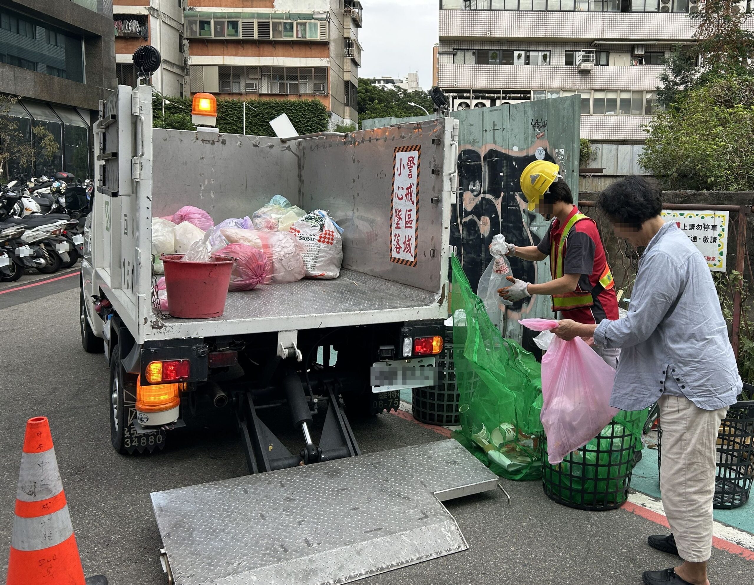 台灣新聞通訊社-中央拍板禁止廚餘養豬 新北環保局：明年起家戶廚餘無須再分生熟