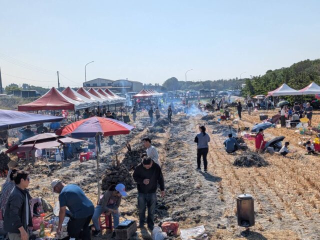 台灣新聞通訊社-彰化溪州親子焢窯人數爆量 割稻飯美味桶底朝天