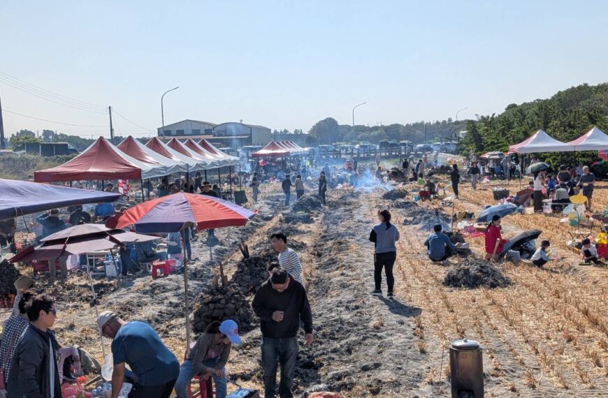 台灣新聞通訊社-彰化溪州親子焢窯人數爆量 割稻飯美味桶底朝天
