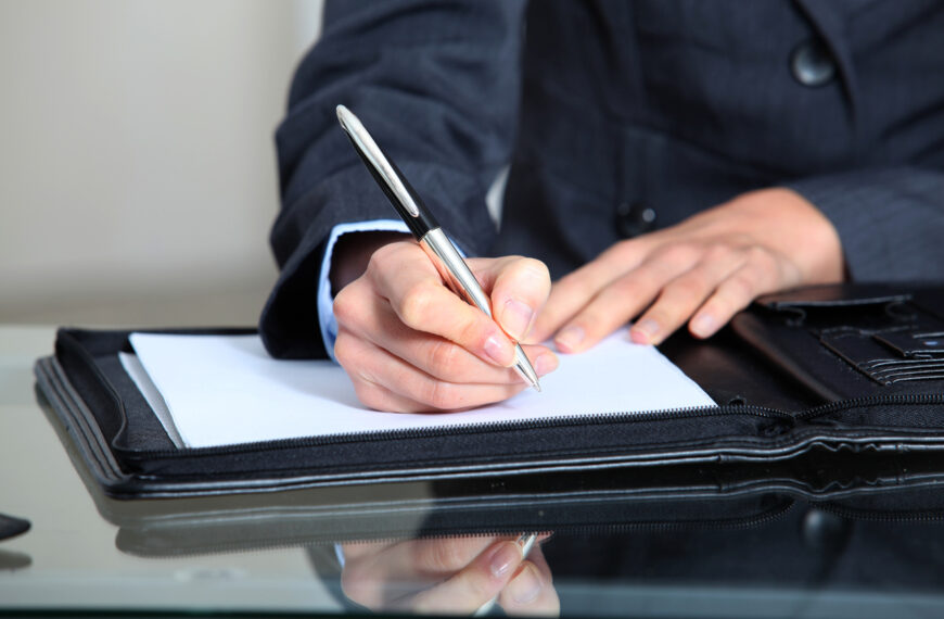 台灣新聞通訊社-他為亡父辦寬頻過戶遭拒 客服堅持「本人簽名」…港網怒罵故意搞事