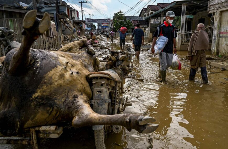台灣新聞通訊社-印尼蘇門答臘洪災山崩逾900死 災民冒險求助、學生困學校逾1周