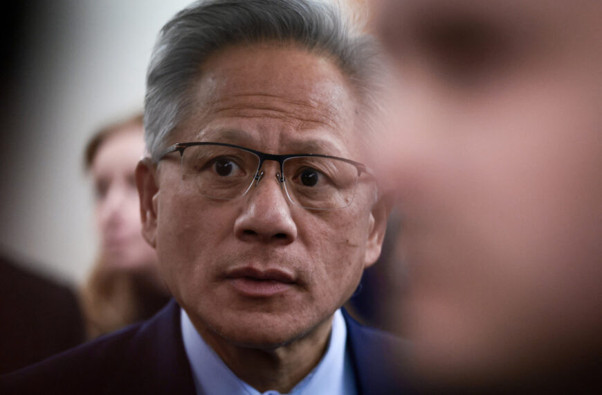 台灣新聞通訊社-黃仁勳坦言倒閉恐懼未消失 至今仍一週工作7天