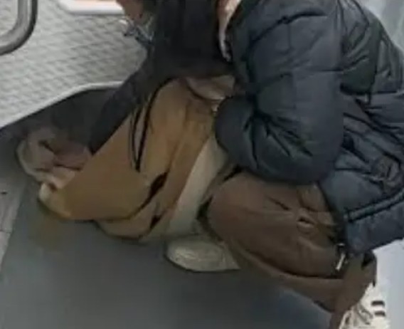 台灣新聞通訊社-搭地鐵打翻奶茶！她「脫圍巾」蹲地擦 陸網友讚：素質太高了