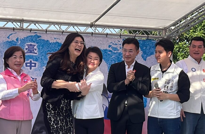 台灣新聞通訊社-后不見后？ 鄭麗文與盧秀燕同台擁抱曝好交情