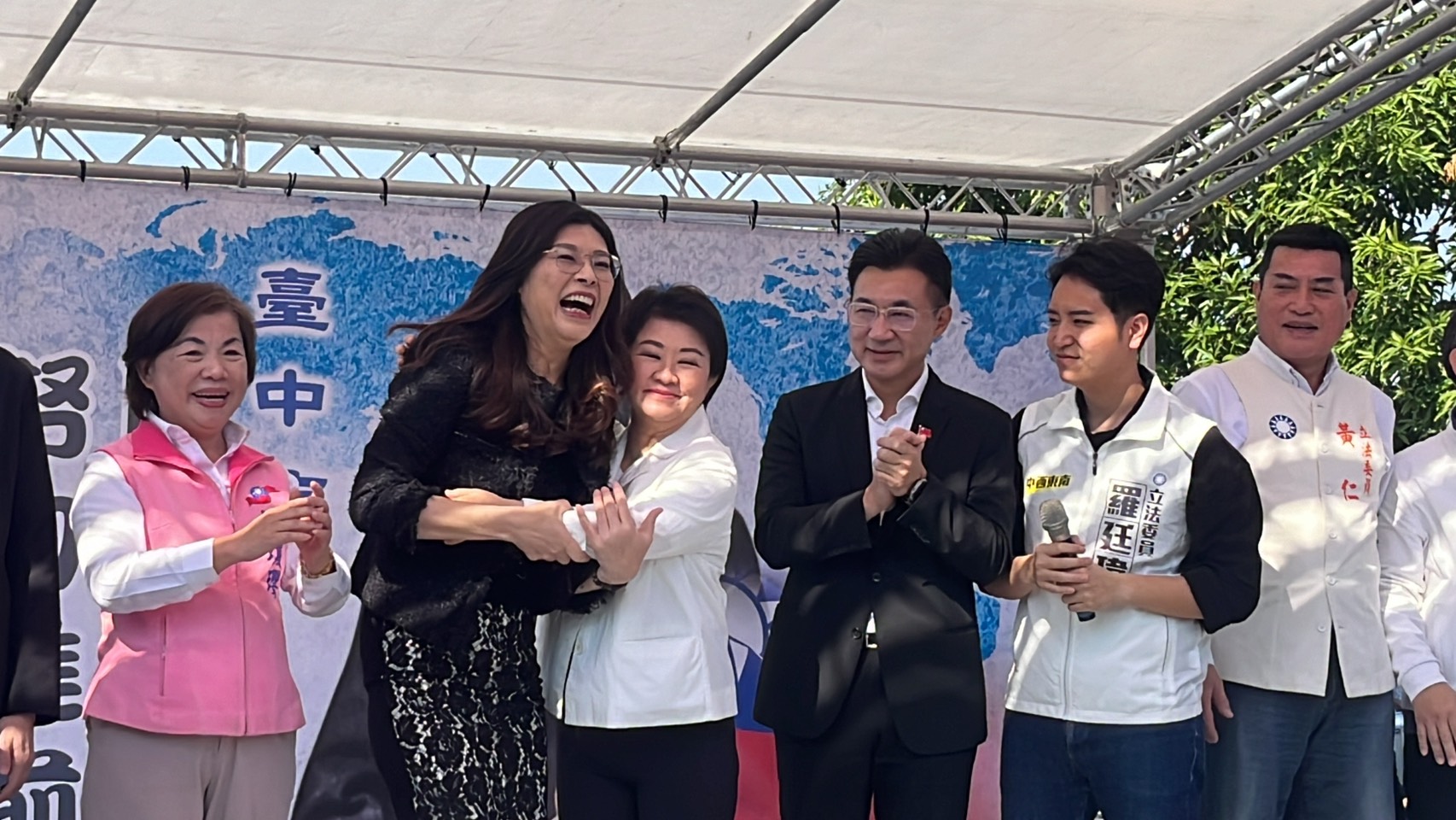 台灣新聞通訊社-后不見后？ 鄭麗文與盧秀燕同台擁抱曝好交情