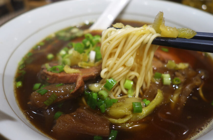 台灣新聞通訊社-南韓遊客吃牛肉麵 他1舉動讓網笑瘋：展現台灣人對食物自尊心