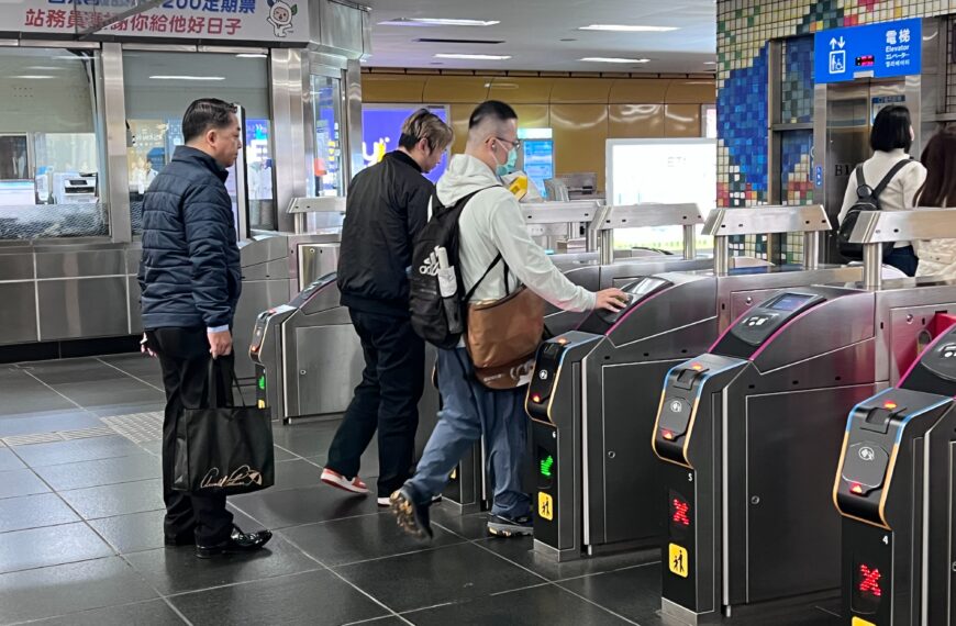 台灣新聞通訊社-刷手機可搭北捷!明年1月啟用乘車碼 多家行動支付皆可用