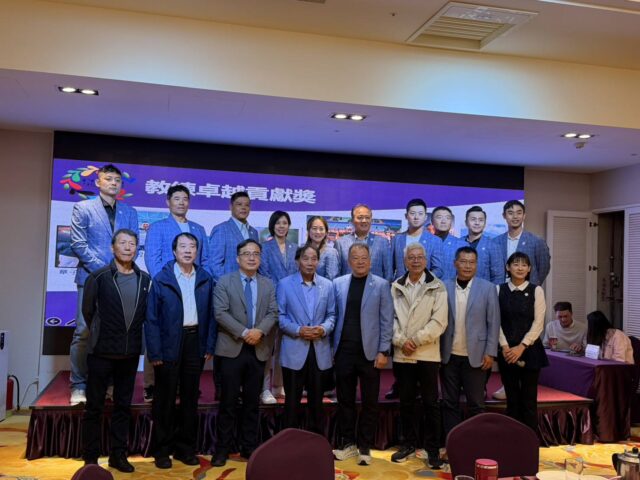 台灣新聞通訊社-專任運動教練協會頒發年度卓越貢獻獎 贈與榮譽西裝外套與獎金