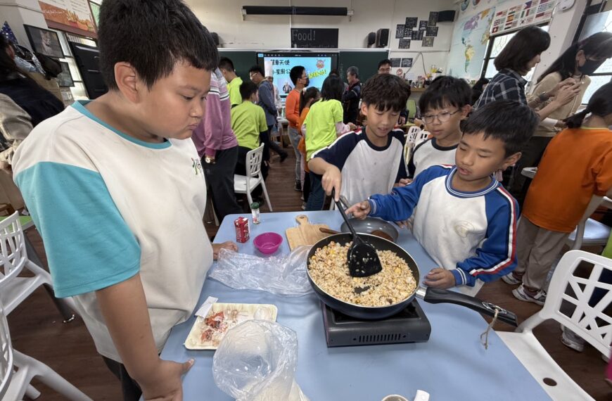 台灣新聞通訊社-星級主廚教鮭魚炒飯 學童「自己煮的最好吃」鍋底朝天 師長飽眼福