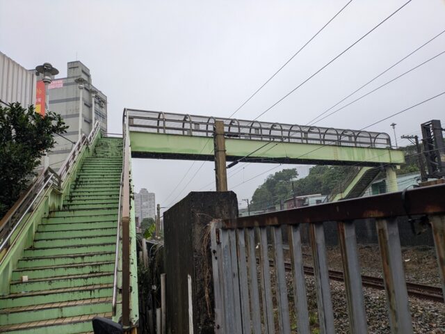 台灣新聞通訊社-汐止光復街天橋鏽蝕修不修 卡基捷工程要拆先試封閉