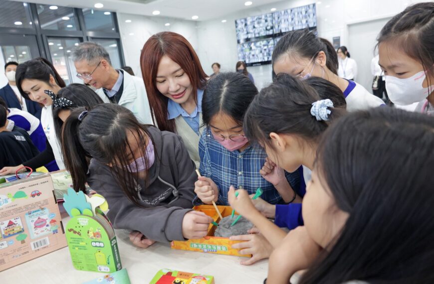 台灣新聞通訊社-千本童書入住萬華社宅 立委攜手出版社打造共讀空間