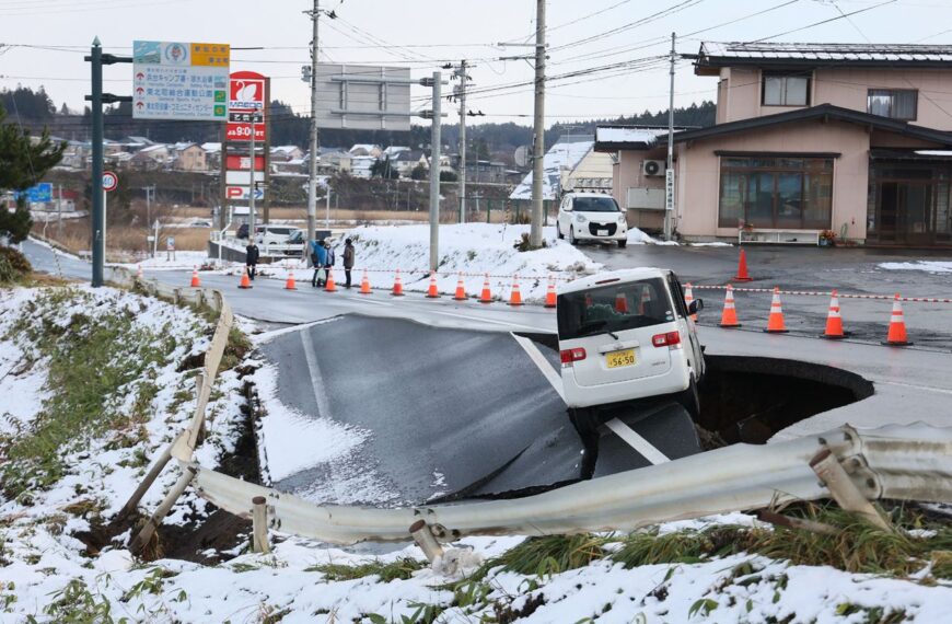 台灣新聞通訊社-浴缸水別放掉!日本青森7.5強震劇烈搖晃 前自衛隊成員教自保術