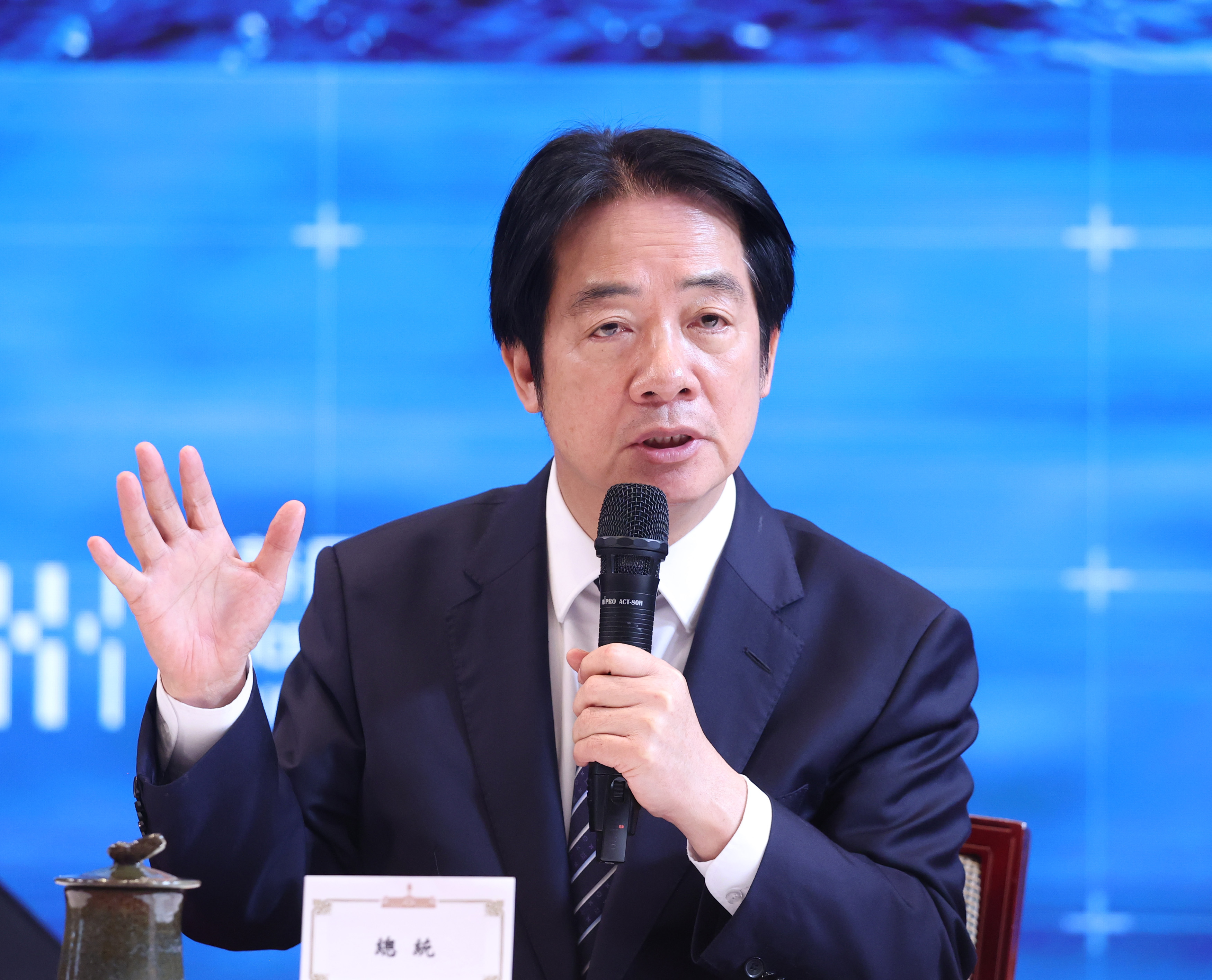 台灣新聞通訊社-她背LV郵差包遭大姑笑「落伍又笨」 網全反擊：懂不懂經典款