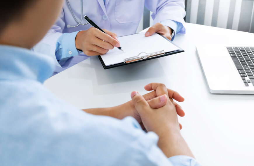 台灣新聞通訊社-男生露營後手掌驚現紅斑!問AI答「小心是梅毒」 醫生驗出驚人答案