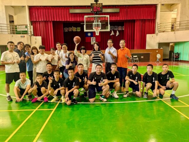 台灣新聞通訊社-汐止區青山國中小發展籃球運動 議員爭取升降式籃球架