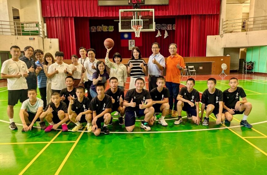 台灣新聞通訊社-汐止區青山國中小發展籃球運動 議員爭取升降式籃球架