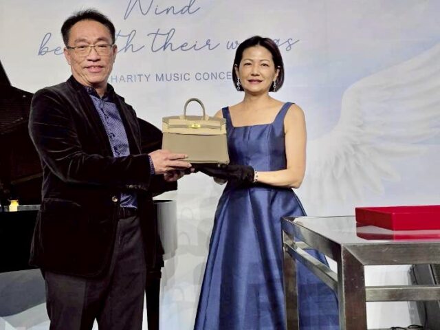 台灣新聞通訊社-上曜董座花150萬搶標一個包包  「值得做一百次」