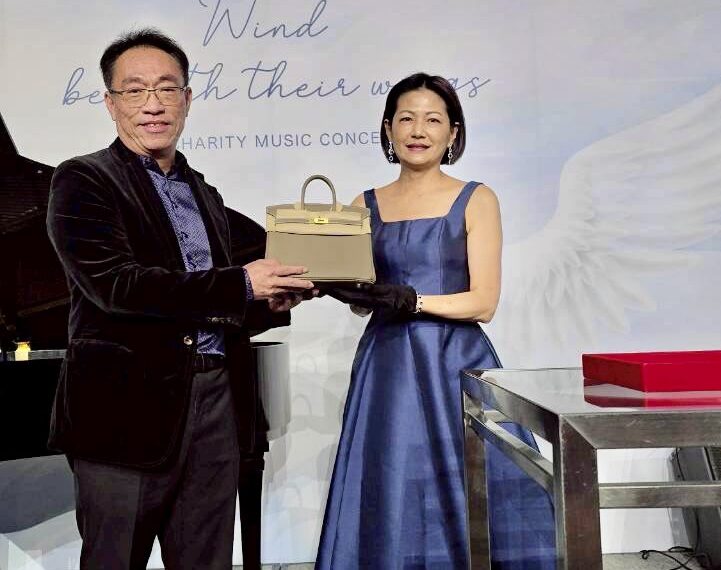 台灣新聞通訊社-上曜董座花150萬搶標一個包包 「值得做一百次」