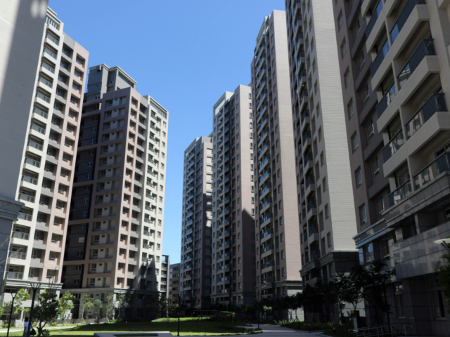 台灣新聞通訊社-林口人怕塞車！他每晚9點就睡自嘲像農夫 在地吵翻：不適合住人了