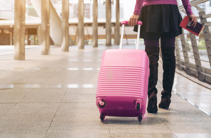 台灣新聞通訊社-搭機幫帶行李、賣行李空間恐「惹禍上身」 旅遊達人曝1隱憂