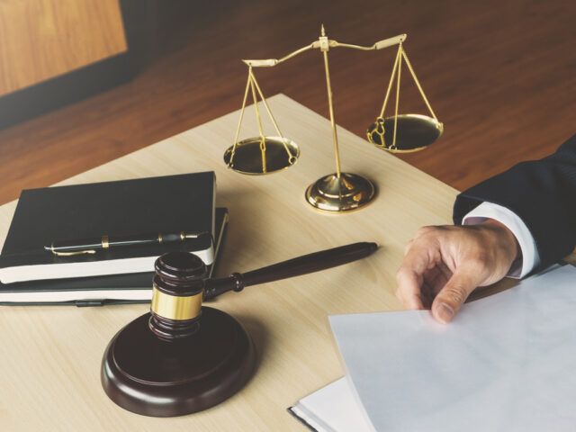 台灣新聞通訊社-父親驟逝衝擊…他克服「3艱難條件」2年考上律師 網看資歷驚嘆：太強了