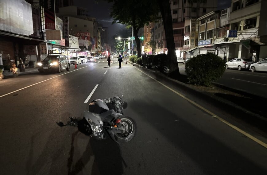 台灣新聞通訊社-家屬不知情！台中未成年夜校生無照騎車載女同學 今自撞分隔島亡