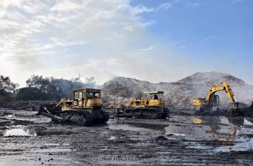 台灣新聞通訊社-台南烏樹林廢棄物暫置場悶燒 市府引水浸泡降溫