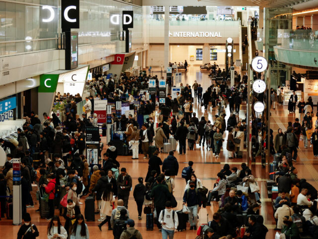 台灣新聞通訊社-羽田機場爆衝突！陸客占位被阻飆罵台客 一句「要說人話」惹惱日人