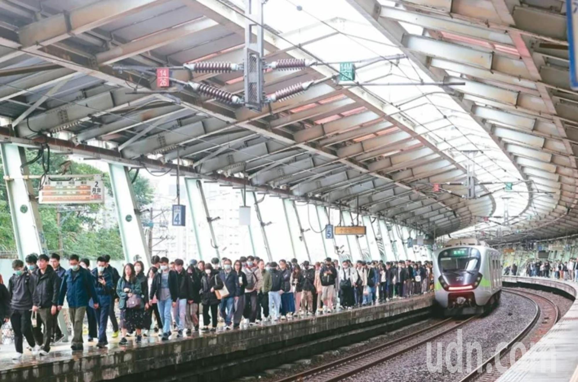 台灣新聞通訊社-翻轉「最恐怖車站」負評 台鐵汐科站增設出口施工中 遮雨設施待克服