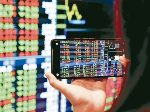 台灣新聞通訊社-老鷹來了？台指期夜盤上半場硬抗亂流