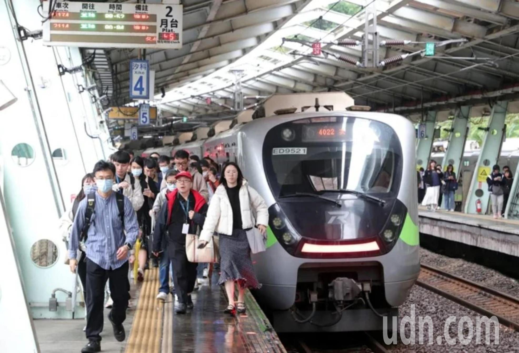 台灣新聞通訊社-台鐵、捷運「雙汐科站」從月台水平轉乘？台鐵有疑慮 新北預留通道