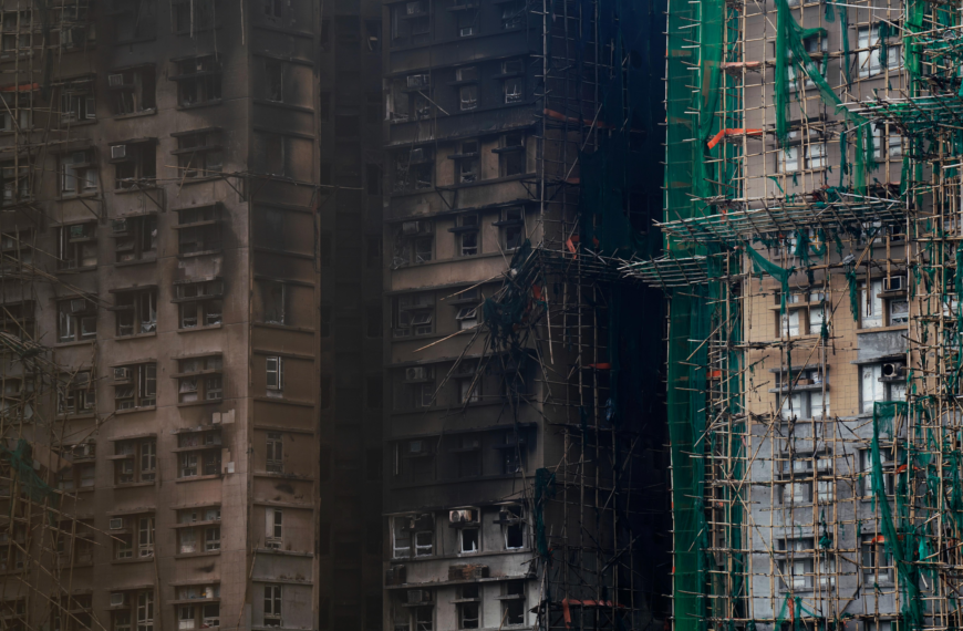 台灣新聞通訊社-香港特首宣布 成立由法官主持的獨立委員會調查大火