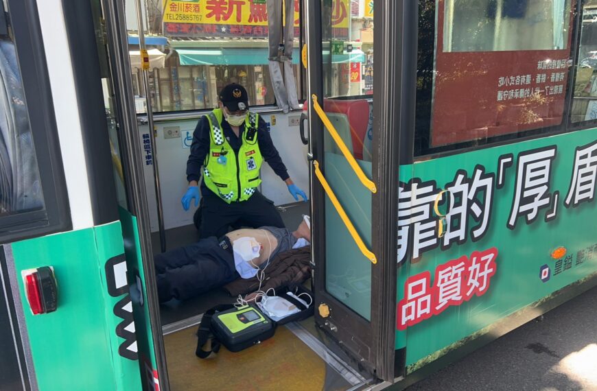 台灣新聞通訊社-84歲交通導護「潘爺爺」公車摔倒送加護病房 新盛國小師生集氣