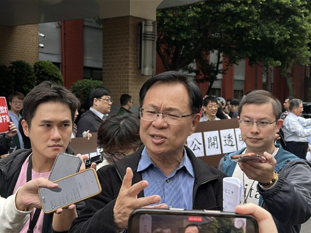 台灣新聞通訊社-現身挺國會助理遭嗆 張啓楷反批：民進黨立委跑哪去？