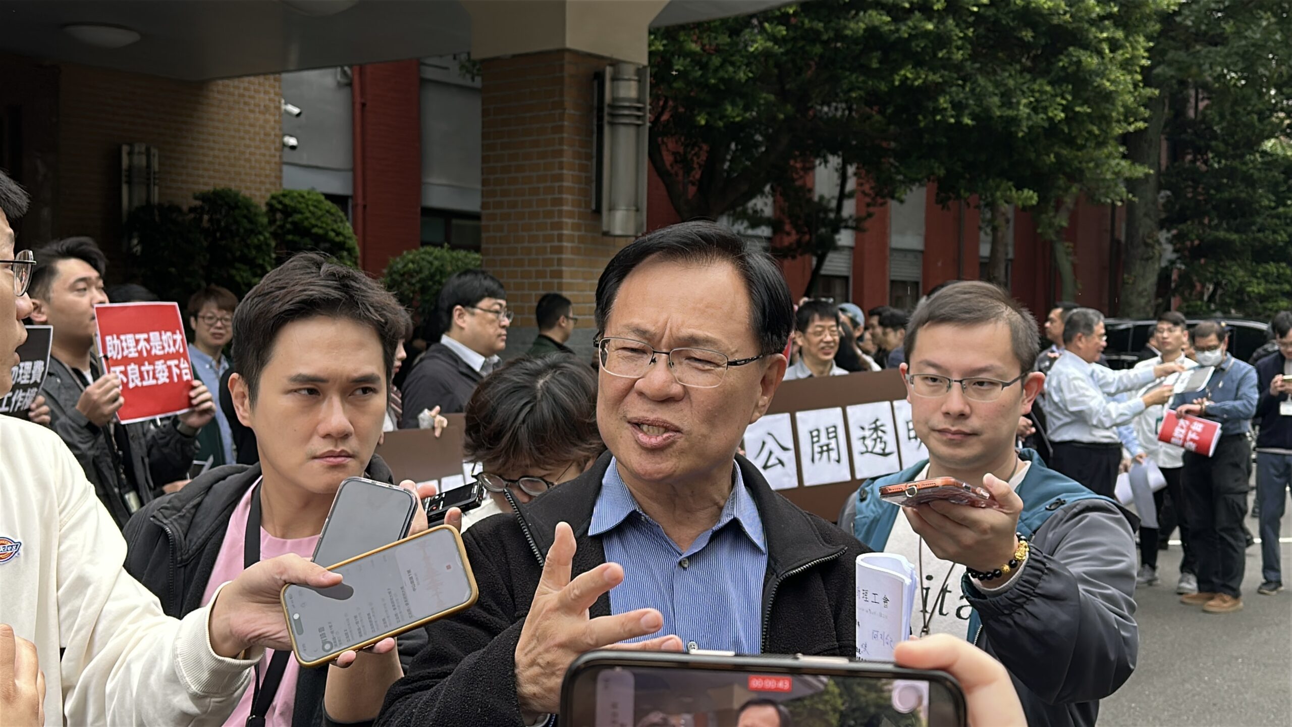 台灣新聞通訊社-現身挺國會助理遭嗆 張啓楷反批：民進黨立委跑哪去？