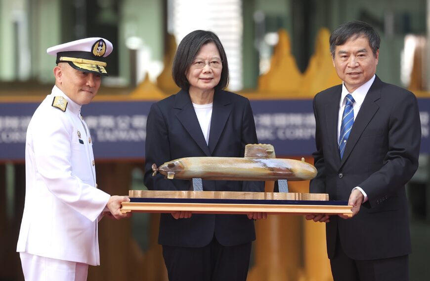 台灣新聞通訊社-海軍司令唐華轉調國防大學校長 顧立雄否認因海鯤號跳票「拔官」