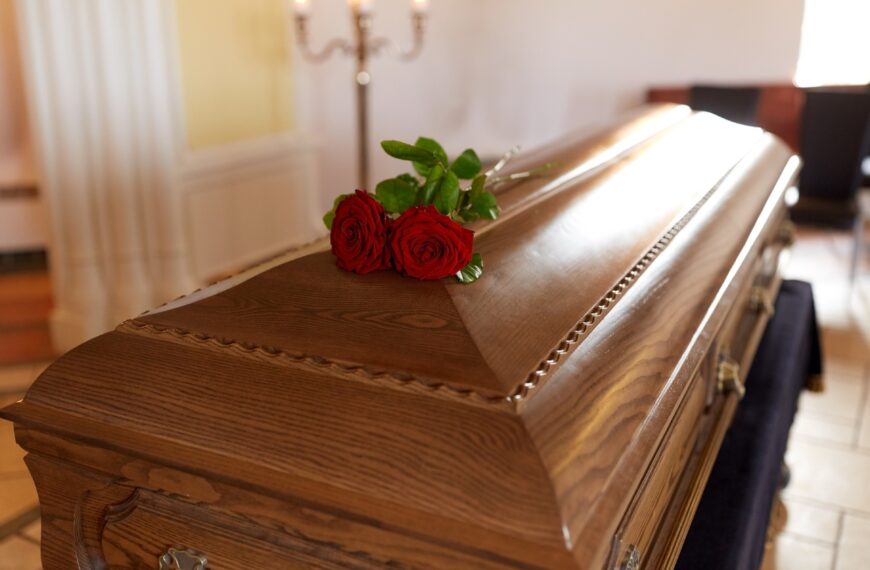 台灣新聞通訊社-泰國婦準備火化…敲棺木「復活」嚇壞眾人 家屬:以為她走得安詳