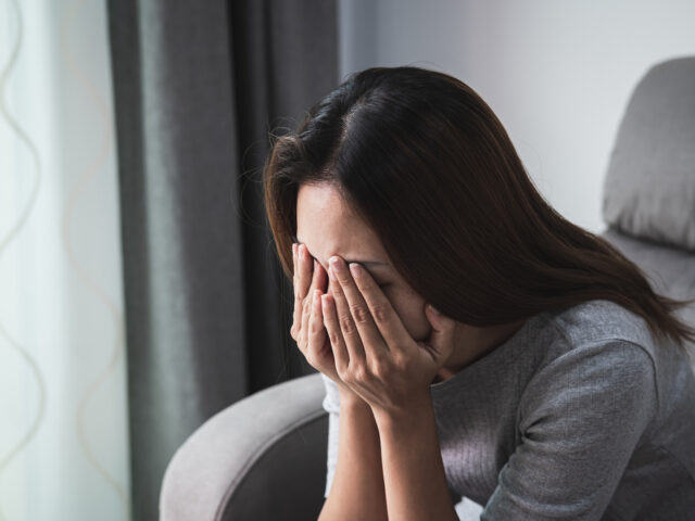 台灣新聞通訊社-前1天才慶生！母抱3歲雙胞胎墜10樓亡 調查揭心酸內情