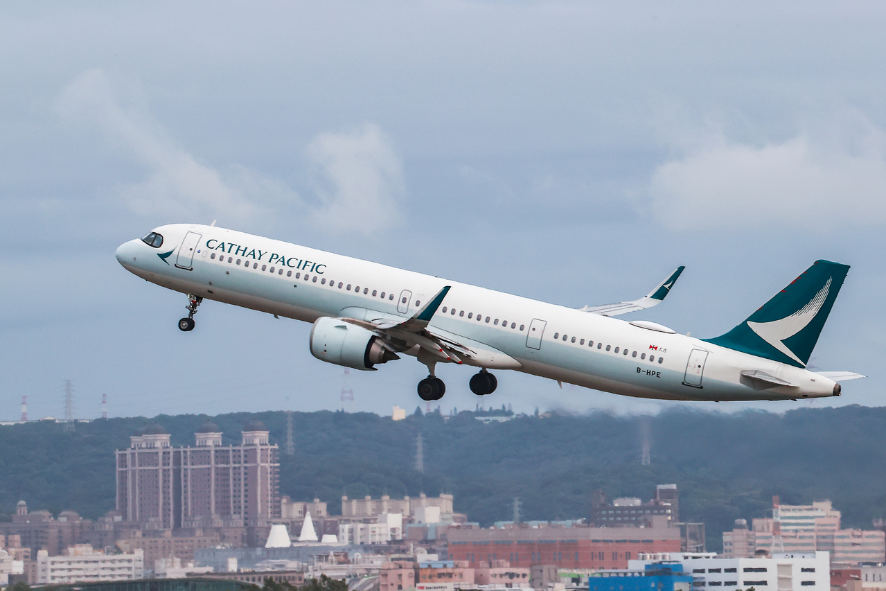 台灣新聞通訊社-飛行途中乘客試圖開艙門！國泰航班安全降落香港