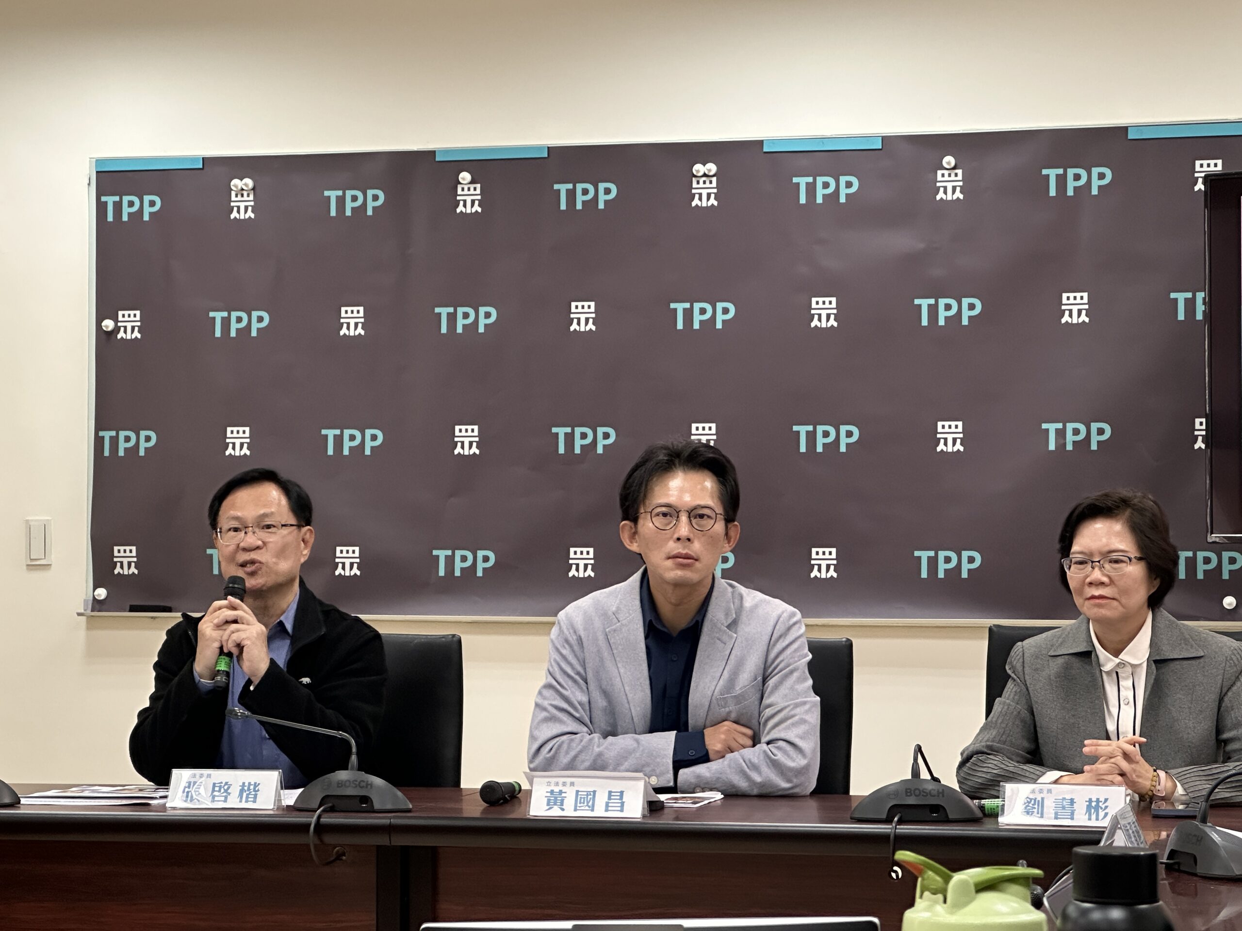 台灣新聞通訊社-國防部稱進口炸藥有國際貿易牌照即可 黃國昌：在說什麼？