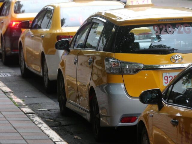 台灣新聞通訊社-計程車白髮司機不看談話節目 醫見螢幕震驚：是全英文經濟學