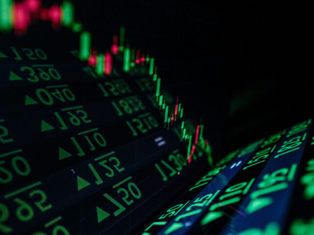 台灣新聞通訊社-台股走跌逾200點下探月線支撐 台積電開低15元