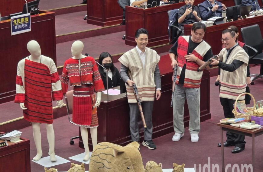 台灣新聞通訊社-蔣萬安總質詢體驗「開槍」 1槍成功擊中「山豬道具」