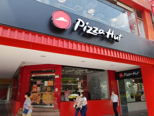 台灣新聞通訊社-百元爽嗑1披薩+2副餐！必勝客「這代碼」太划算 網友搶訂餐排到馬路上